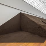 Delcy Morelos, Madre, 2025, earth, clay, water, wood, metal, jute, hay, straw, cinnamon, cloves, buckwheat, chia seeds, tobacco, honey, dimensions variable. Exhibition view Hamburger Bahnhof – Nationalgalerie der Gegenwart, 11.7.2025 – 25.1.2026 © Delcy M
