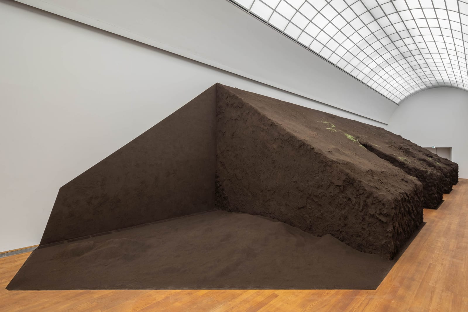 Delcy Morelos, Madre, 2025, earth, clay, water, wood, metal, jute, hay, straw, cinnamon, cloves, buckwheat, chia seeds, tobacco, honey, dimensions variable. Exhibition view Hamburger Bahnhof – Nationalgalerie der Gegenwart, 11.7.2025 – 25.1.2026 © Delcy M
