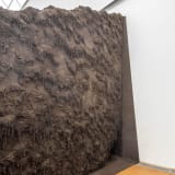 Delcy Morelos, Madre, 2025, earth, clay, water, wood, metal, jute, hay, straw, cinnamon, cloves, buckwheat, chia seeds, tobacco, honey, dimensions variable. Exhibition view Hamburger Bahnhof – Nationalgalerie der Gegenwart, 11.7.2025 – 25.1.2026 © Delcy M