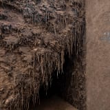 Delcy Morelos, Madre, 2025, earth, clay, water, wood, metal, jute, hay, straw, cinnamon, cloves, buckwheat, chia seeds, tobacco, honey, dimensions variable. Exhibition view Hamburger Bahnhof – Nationalgalerie der Gegenwart, 11.7.2025 – 25.1.2026 © Delcy M